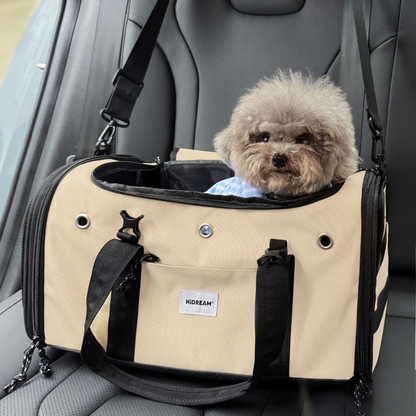 Beige Toast-Stil Haustier-Tragetasche für Flugreisen als Autositz genutzt mit flauschigem Hund darin