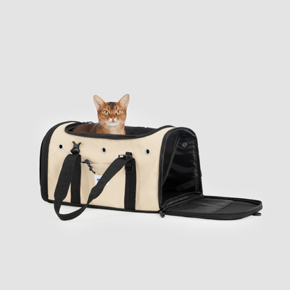 Beige Toast-Stil Haustier-Tragetasche für Flugreisen mit orangefarbener Katze und geöffneter Seitenklappe