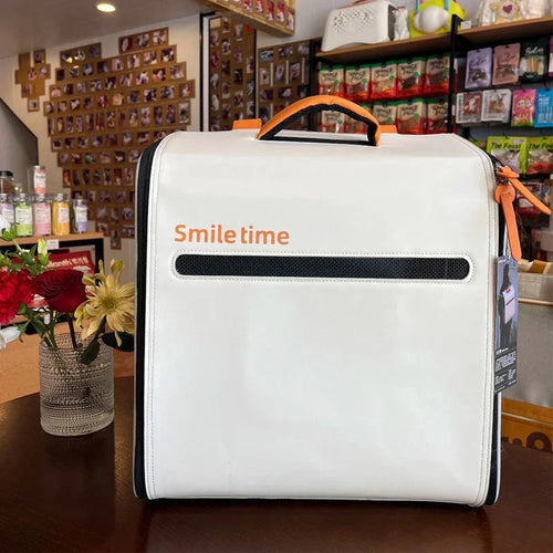Weißer Smiletime Katzentragerucksack, ausgestellt auf einer Ladenregal