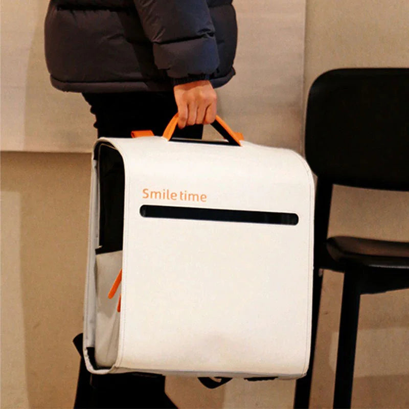 Person trägt weißen Smiletime Katzentragerucksack am oberen Griff
