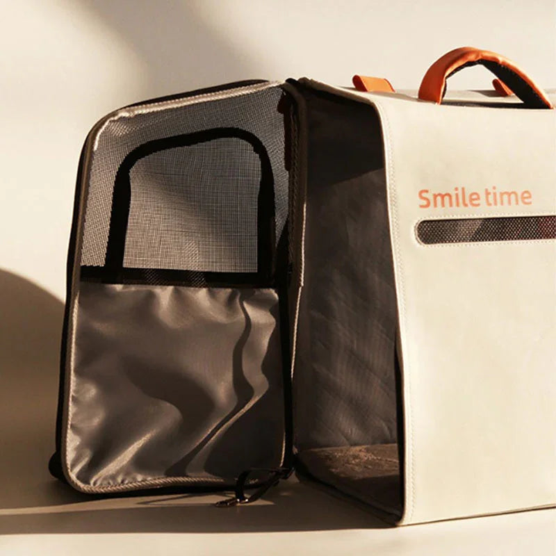 Weißer Smiletime Tragerucksack mit schwarzem ausklappbarem Netzpanel, geöffnet