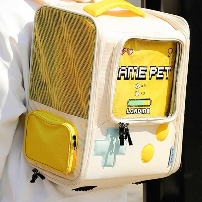 Weißer Game Pet-Katzenrucksack auf der Schulter getragen