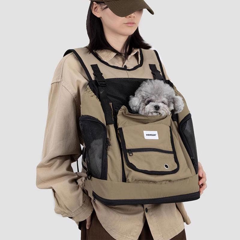 Beiger Brustträger-Rucksack mit grauem Hund darin