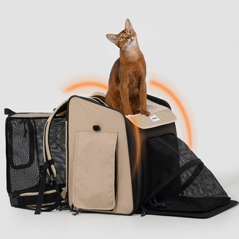 Braune Katze steht neben beigem erweiterbarem Tragerrucksack mit Mesh-Zelt