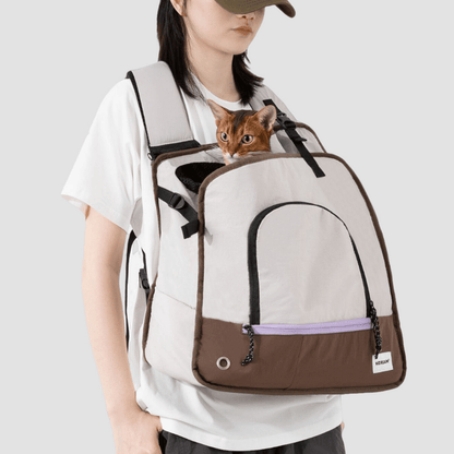 Convertible Pet Sling Backpack in Benutzung Lifestyle-Ansicht