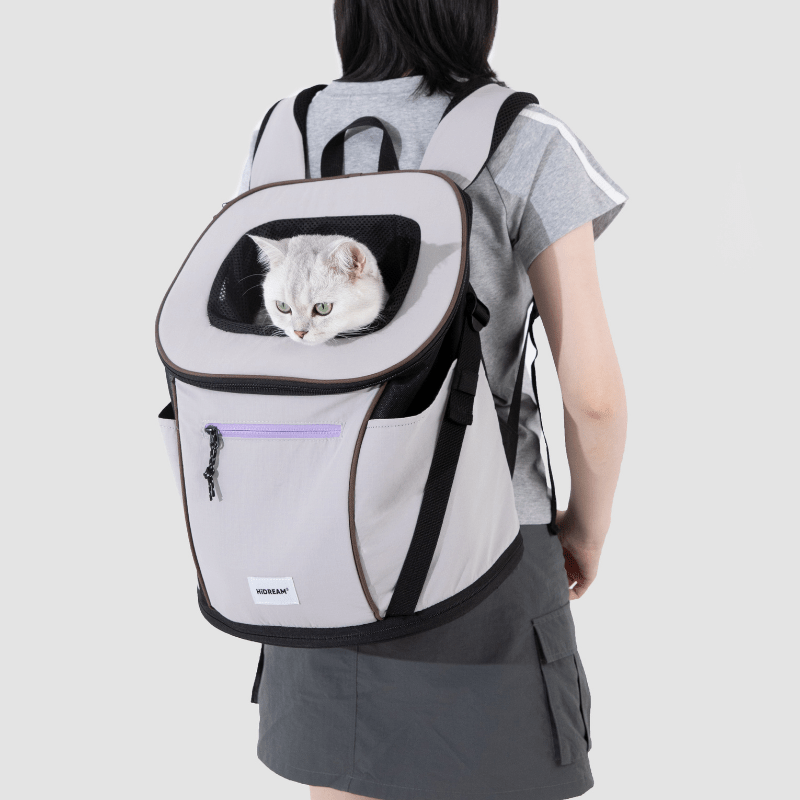 Hellgrauer leichter Front-Haustier-Rucksack am Rücken getragen, weiße Katze sichtbar durch Frontfenster