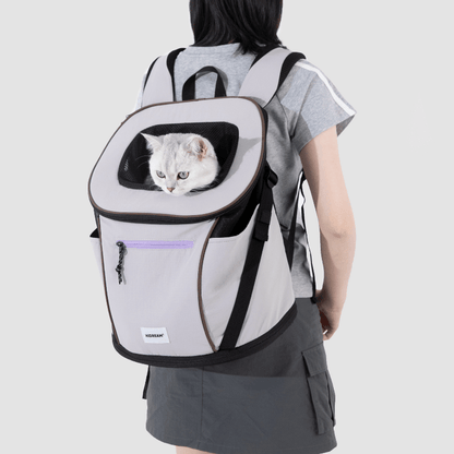 Hellgrauer leichter Front-Haustier-Rucksack am Rücken getragen, weiße Katze sichtbar durch Frontfenster