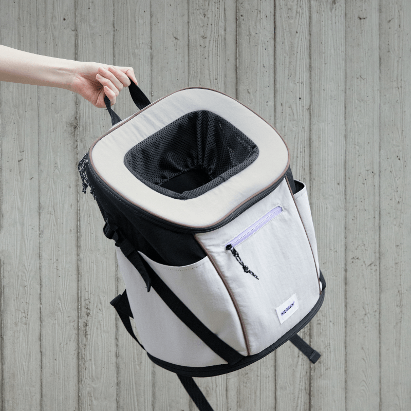 Hellgrauer leichter Front-Haustier-Rucksack Draufsicht zeigt offenes Mesh-Eingang