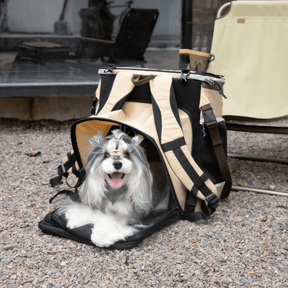 Beige Haustier-Rucksack-Tragetasche mit erweitertem Seitenzelt und kleinem Hund drin