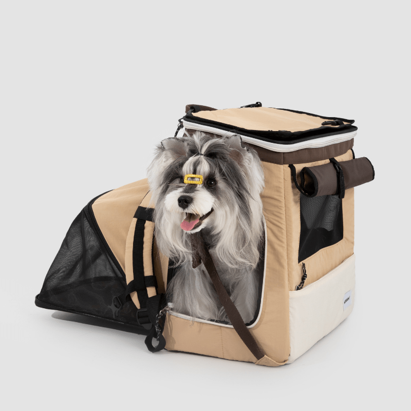 Beige Haustier-Rucksack-Tragetasche mit offenem Seitenzelt und kleinem Hund hinausschauend