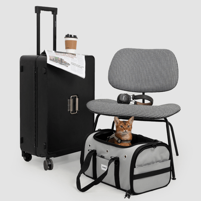 Toast-Stil Haustier-Tragetasche für Flugreisen Reise-Setup mit Koffer und Stuhl unter dem Sitz als Beispiel