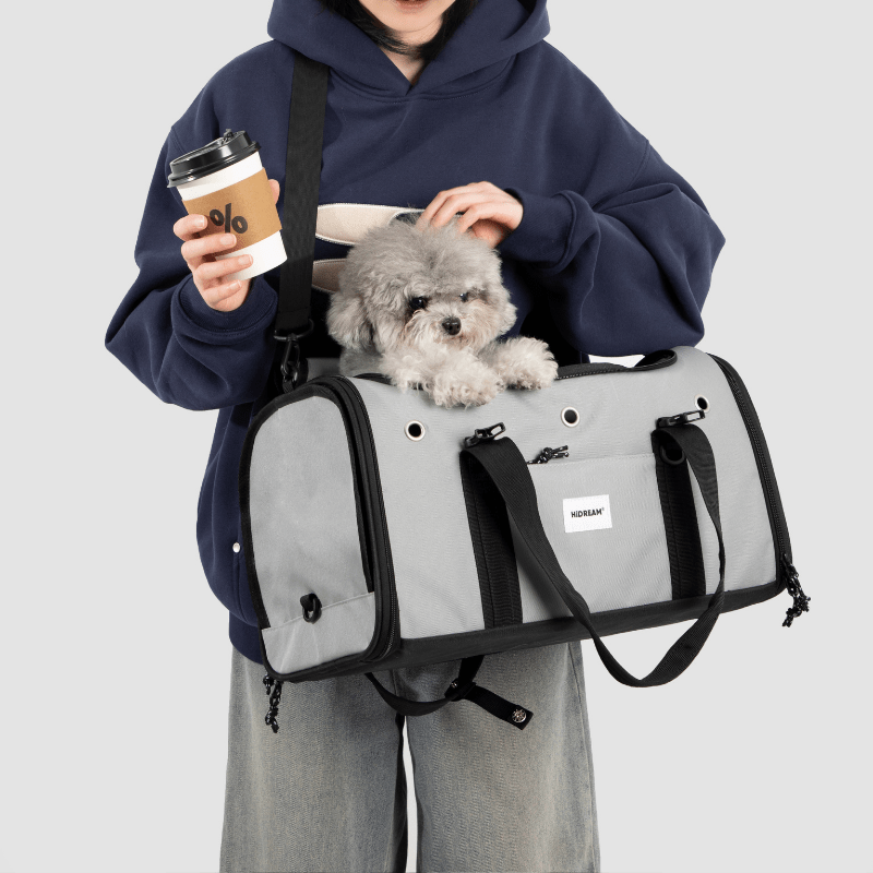 Graue Toast-Stil Haustier-Tragetasche für Flugreisen mit kleinem Hund darin ruhend, während Besitzer Tasse hält